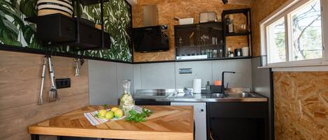 Frigorifero, microonde, piano cottura, lavastoviglie