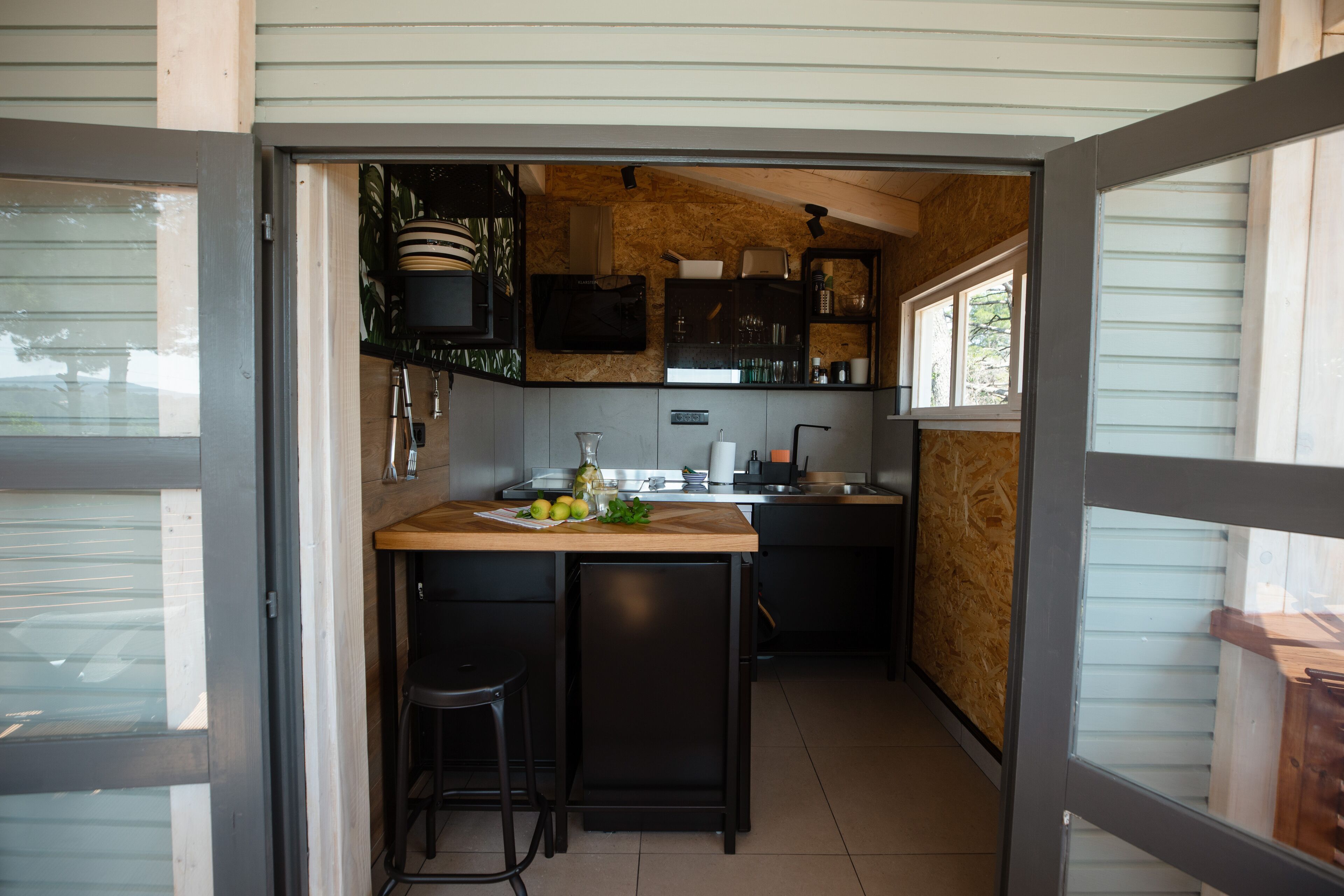 Een koelkast, een magnetron, een kookplaat, een vaatwasser