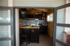 KĂŒhlschrank, Mikrowelle, Herdplatte, GeschirrspĂŒler