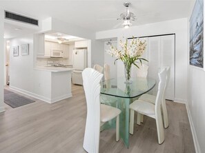 Dining - Beachfront 2BR/2BA condo with pool, wifi, and Marco Island views. (Marco Island)