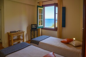 3 bedrooms, in-room safe, desk, iron/ironing board - Villa Ricardo - A luxury villa with HEATED POOL and magnificent SEA VIEWS! (Porto da Cruz)