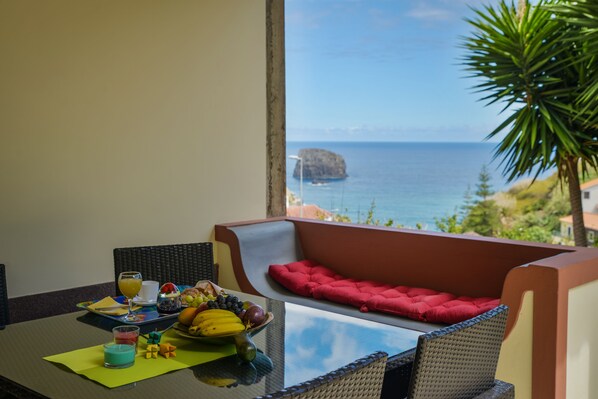 Outdoor dining - Villa Ricardo - A luxury villa with HEATED POOL and magnificent SEA VIEWS! (Porto da Cruz)