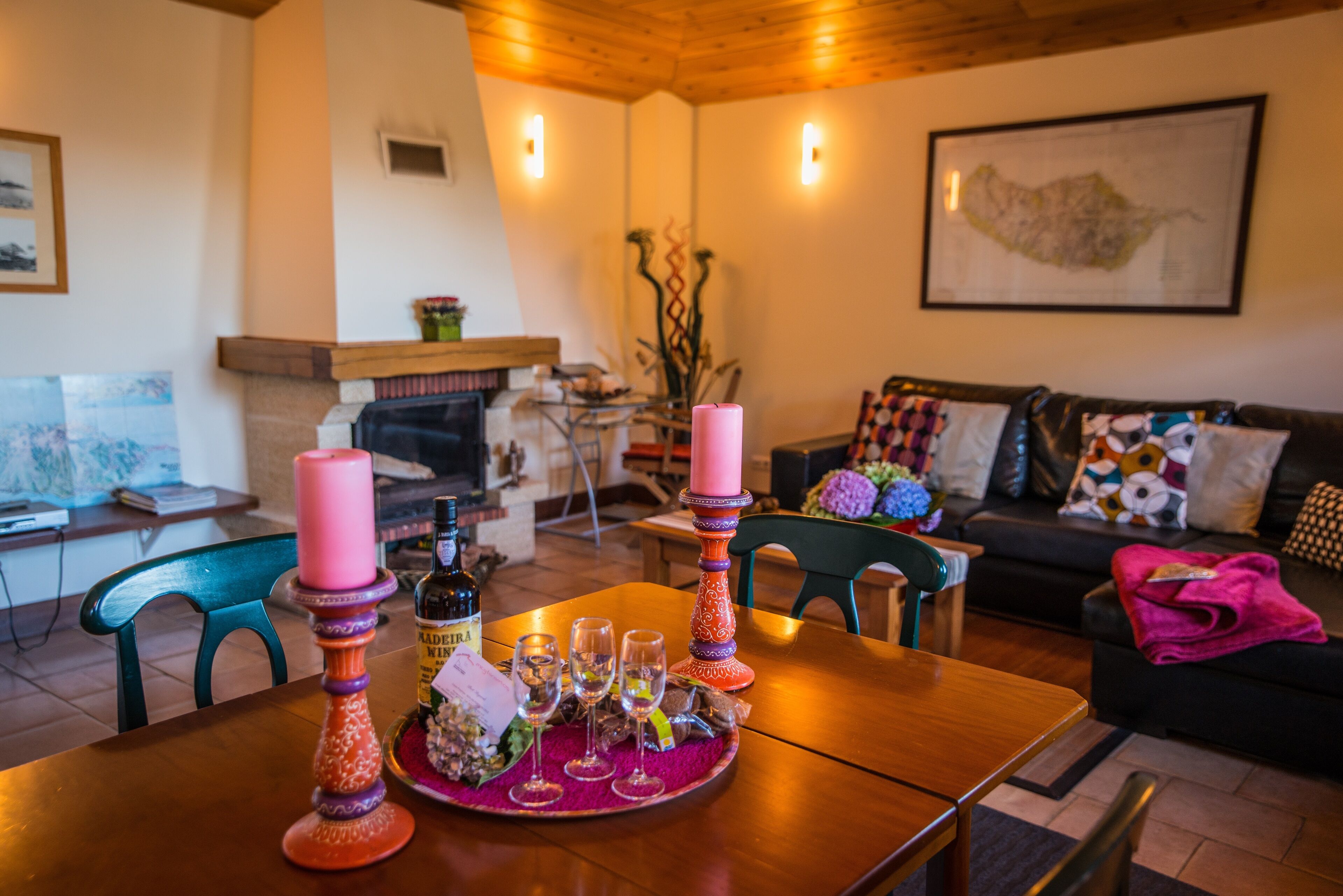 Smart-TV, peis, DVD-spiller og bøker