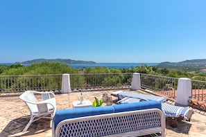 Terrace/patio - Wonderful Ginepro Villa, private pool, panoramic sea view, 700 mt from the beach (San Teodoro)