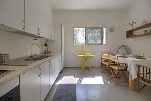 Fridge, coffee/tea maker