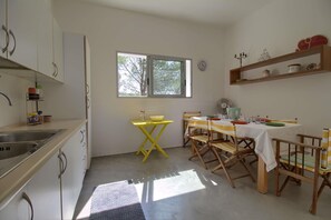 Kühlschrank, Wasserkocher mit Kaffee-/Teezubehör