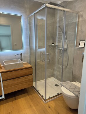Baignoire, sĂšche-cheveux, serviettes fournies, savon