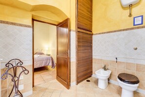 Dusche, Haartrockner, Bidet, Handtücher