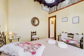 2 Schlafzimmer, Schreibtisch, Bügeleisen/Bügelbrett, Reisekinderbett