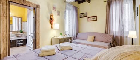 2 Schlafzimmer, Schreibtisch, Bügeleisen/Bügelbrett, Reisekinderbett
