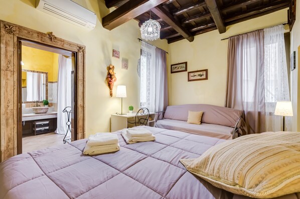 2 Schlafzimmer, Schreibtisch, Bügeleisen/Bügelbrett, Reisekinderbett
