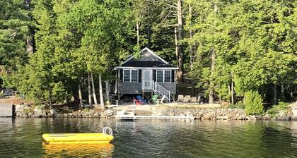  Verborgen Hemlock op ongerepte Beech Hill Pond in de buurt van Acadia en Bar Harbor, ME