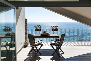 Outdoor dining - Lovely seafront flat - 2 pax (Taormina)