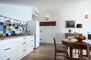 Réfrigérateur, four, plaque de cuisson, cafetière/bouilloire