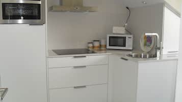 Frigorífico, microondas, horno y placa de cocina