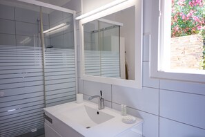 Dusche, Haartrockner, Handtücher