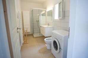 Een douche, een haardroger, handdoeken