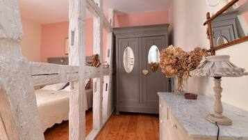 1 slaapkamer, een strijkplank/strijkijzer, reisbedje, gratis wifi