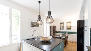 Coffee/tea maker, fridge, microwave, oven - Family Home in Issy-les-Moulineaux, by Veeve (Paris)