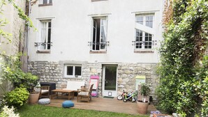 Terrace/patio - Family Home in Issy-les-Moulineaux, by Veeve (Paris)