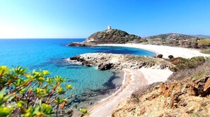 Beach nearby, sun loungers, beach towels - Refined independent villa for design lovers in the beautiful Chia bay (Domus De Maria - Chia)