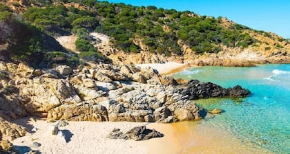 Refinada villa independiente para los amantes del diseño en la hermosa bahía de Chia