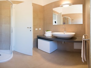 Doccia, asciugacapelli, bidet, asciugamani