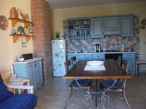 Réfrigérateur, four, plaque de cuisson, cafetière/bouilloire