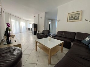 Smart TV, fireplace, stereo