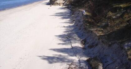 Cottage with fireplace, garage, Wi-Fi, welcome 50m from the beach, pets