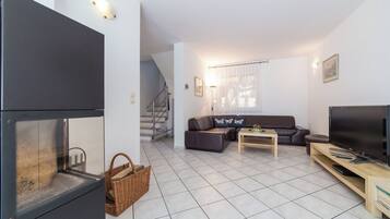 Smart TV, lareira, aparelho de som