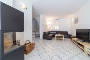 Smart TV, fireplace, stereo