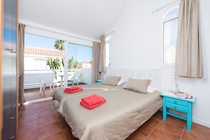 2 chambres, coffres-forts dans les chambres, bureau