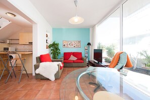 Smart-TV, DVD-Player, Bücher, Stereoanlage