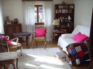 Reproductor de DVD, tenis de mesa, libros y biblioteca musical 