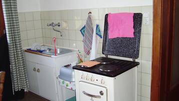 Refrigerador, parrilla de estufa, cafetera y tetera y tetera eléctrica