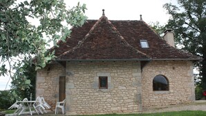 A stone house with a tiled roof, a small window, and a door. - Character cottage "les vieux chênes" very quiet near ROCAMADOUR and Gramat  (Théminettes)