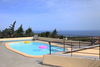 Contemporary villa, with clim-160 m2, swimming pool, 5 mn from beaches & shops