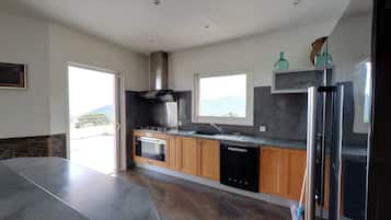 JÀÀkaappi, mikroaaltouuni, uuni, liesi