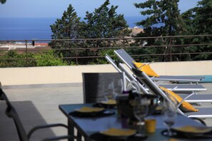 屋外ダイニングエリア