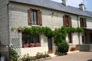 Exterior - In the heart of Fontevraud-l'Abbaye (Fontevraud-L'abbaye)
