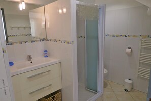 Een douche, een haardroger, handdoeken