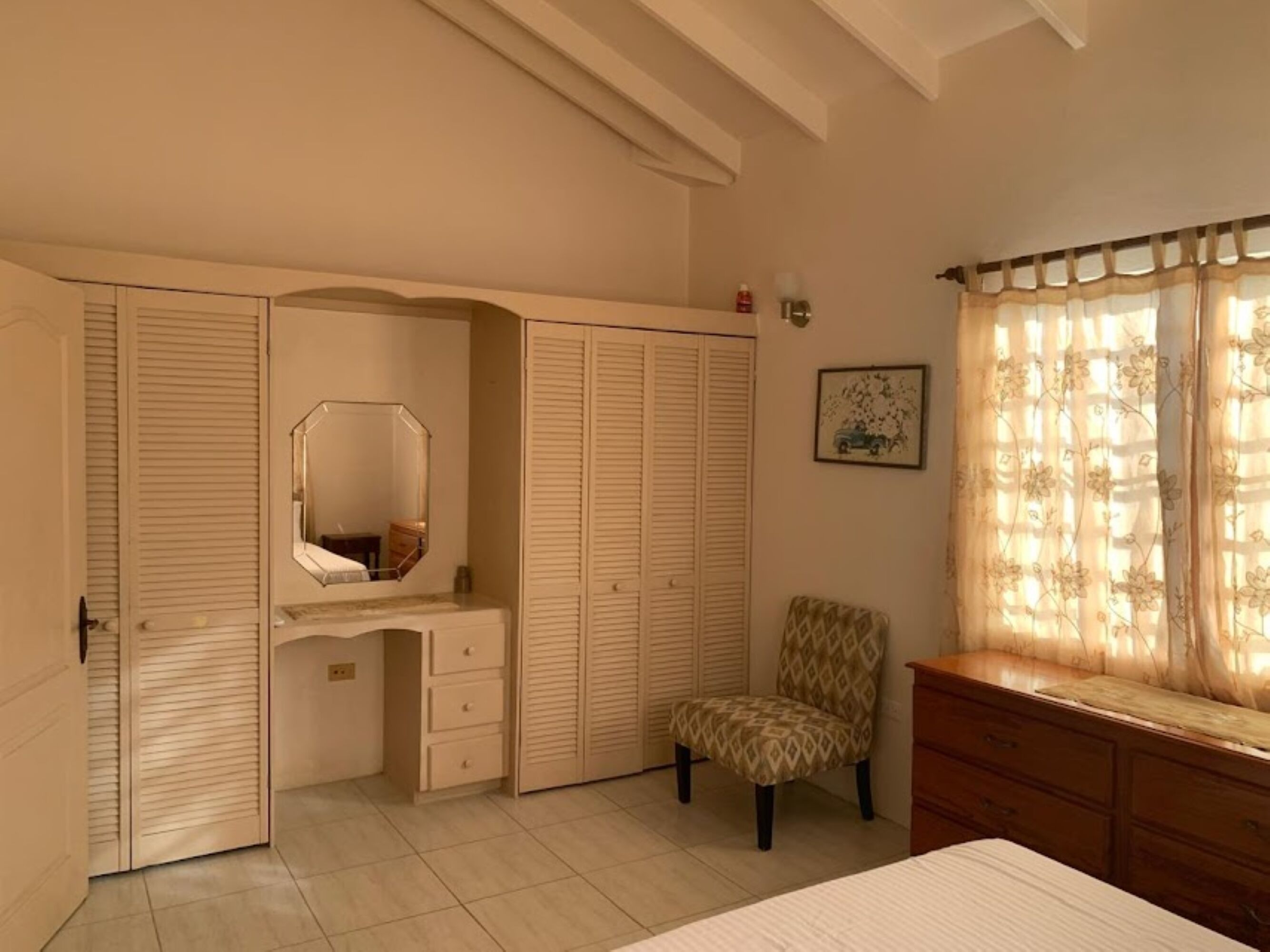 4 makuuhuonetta, tallelokero huoneessa, silitysrauta/-lauta, Wi-Fi