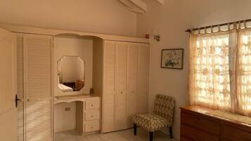 4 makuuhuonetta, tallelokero huoneessa, silitysrauta/-lauta, Wi-Fi