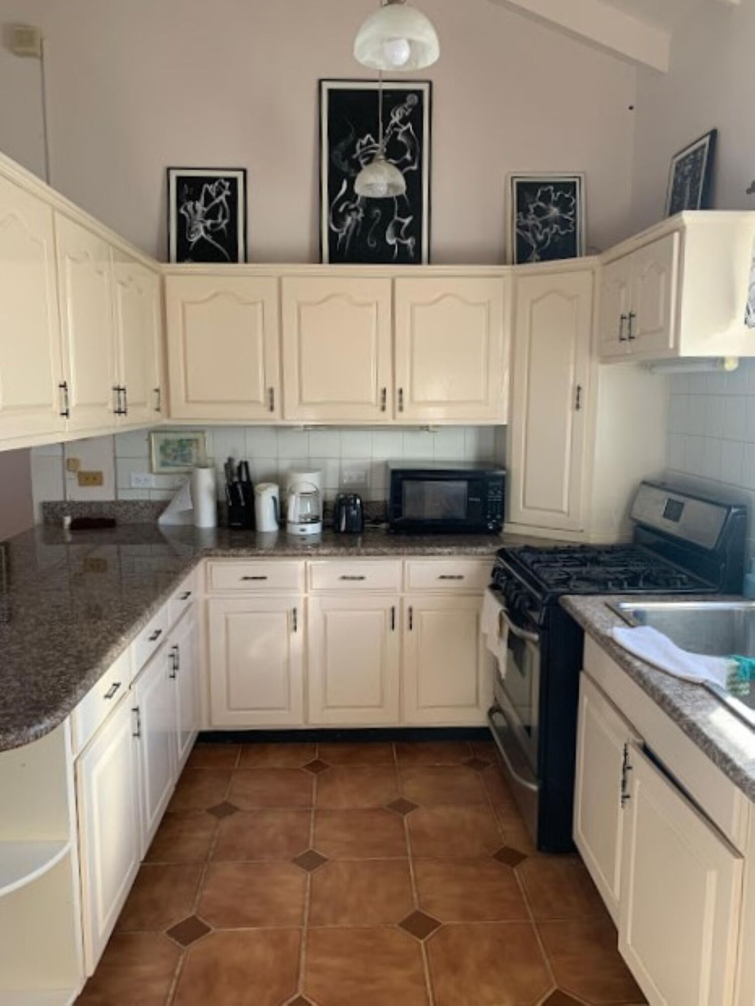 Jääkaappi, mikroaaltouuni, uuni, liesi