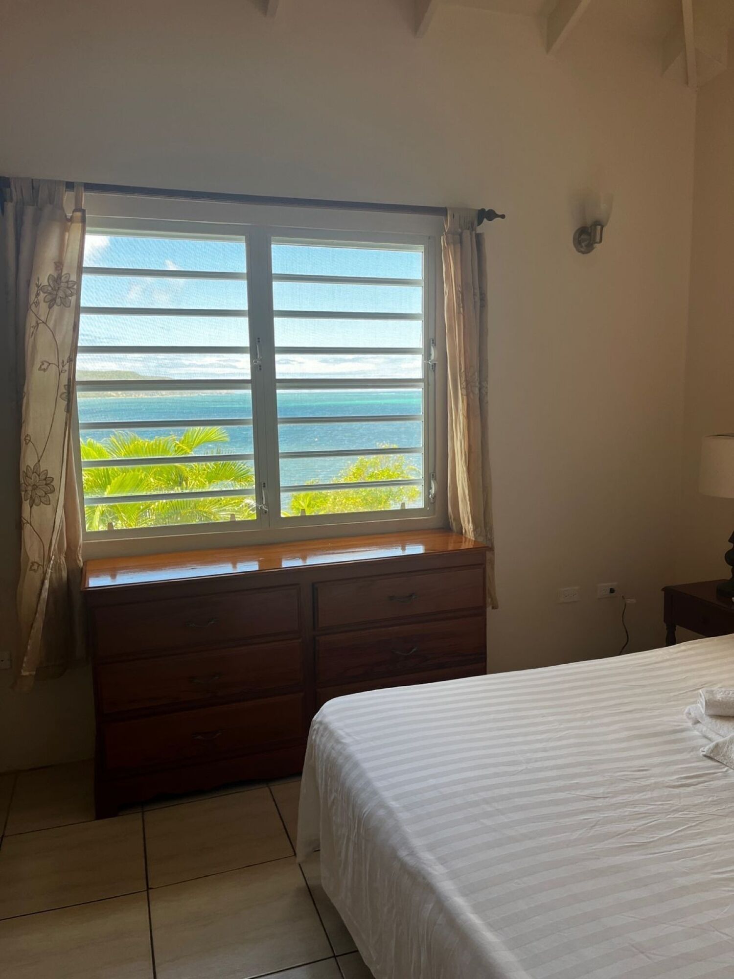 4 chambres, coffres-forts dans les chambres, fer et planche à repasser