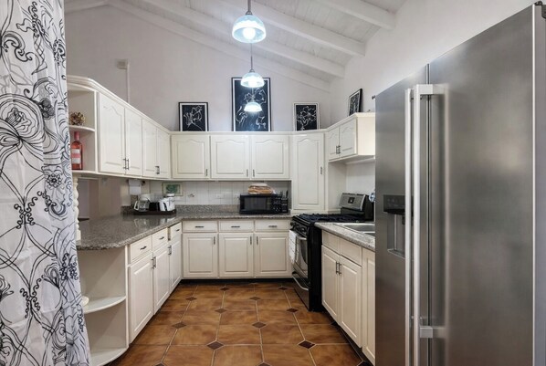 Kylskåp, mikrovågsugn, ugn och spishäll