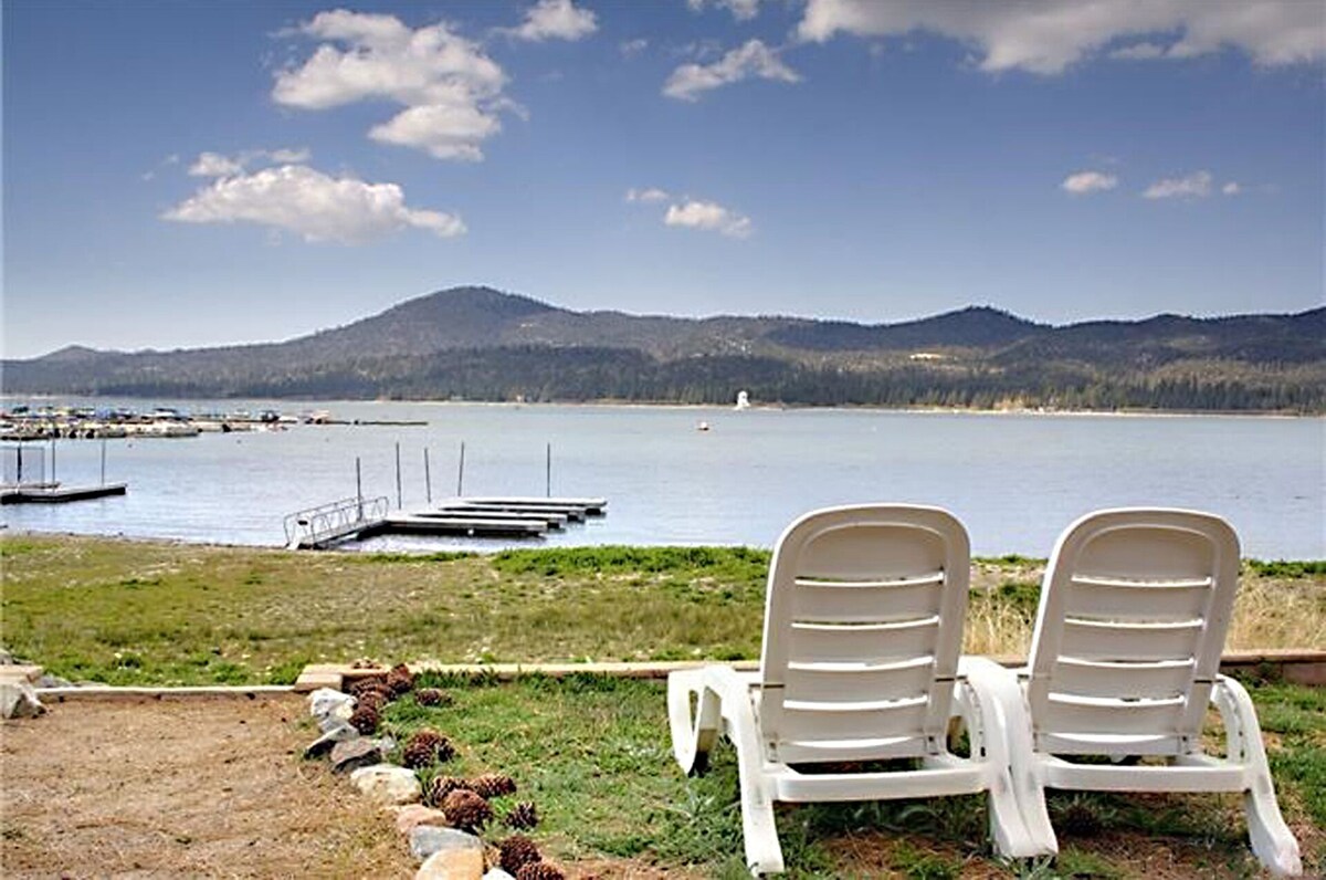 Lakefront Paradise Chalet with Beautiful Views and Easy Walk to the Village