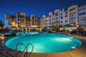 A heated pool - Resort Condo! Walk to Rest. and Bars! 30 night Min (Chandler)
