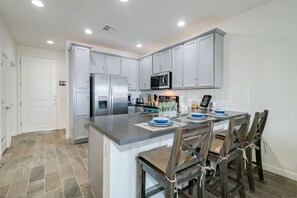 Fridge, microwave, oven, stovetop - Resort Condo! Walk to Rest. and Bars! 30 night Min (Chandler)